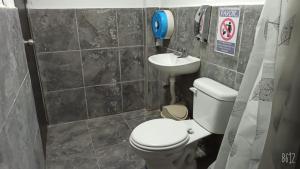 uma casa de banho com um WC e um lavatório em Hostal Da`Silva em Quito
