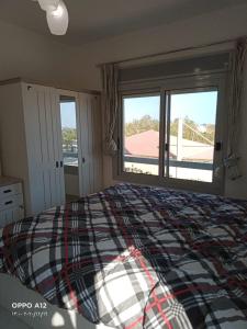 1 dormitorio con cama y ventana grande en Einbay pool view appartement en Ain Sokhna