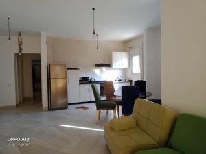 salon z kanapą i kuchnią w obiekcie Einbay pool view appartement w mieście Ajn Suchna