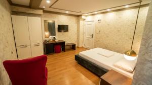 TV a/nebo společenská místnost v ubytování DYMAR HOTEL