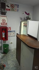 uma cozinha com uma bancada e um frigorífico em Hostal Da`Silva em Quito