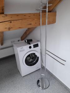 lavadora y secadora en una habitación con techo de madera en Haus Lehenthaler en Stadtsteinach