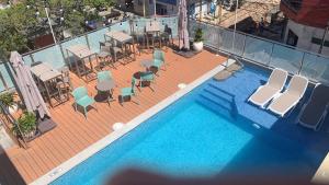 an overhead view of a swimming pool with chairs and tables at Victoria Regia Hotel in Iquitos