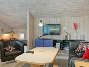 Vester Sømarkenにある10 person holiday home in Nexのリビングルーム(テーブル、テレビ付)