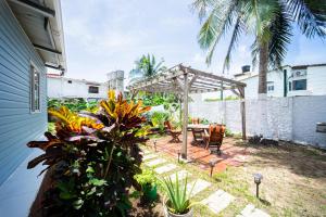a backyard with a pergola and a table and chairs at Cabaña Palo Alto in San Andrés
