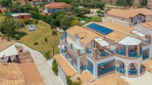 een luchtzicht op een huis met een zwembad bij SeaSide Apartments in Zakynthos