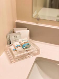 deux récipients de dentifrice assis sur un comptoir dans une salle de bains dans l'établissement Silverwood Motel, à Cavendish