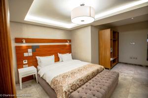 Letto o letti in una camera di Charleson Luxury Hotel