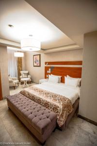 Letto o letti in una camera di Charleson Luxury Hotel