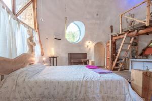 圣卡洛斯-德巴里洛切Casa circular的一间卧室，配有一张大床和一扇大窗户。