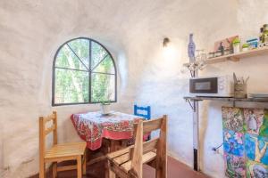 a table and chair in a room with a window at Casa circular in San Carlos de Bariloche