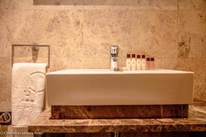 Et badeværelse på Charleson Luxury Hotel
