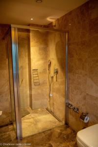 Koupelna v ubytování Charleson Luxury Hotel