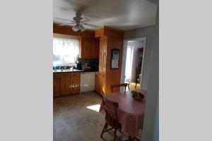 een keuken met een tafel en een eetkamer bij Ocean Front House in Cook's Harbour Newfoundland in Raleigh