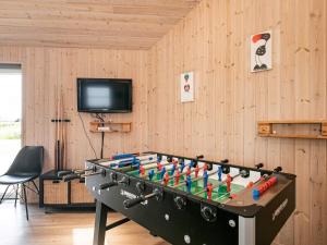 Herní místnost v ubytování 16 person holiday home in Løkken-By Traum
