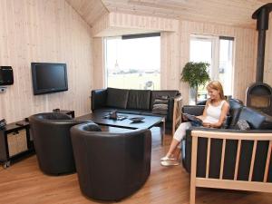 TV a/nebo společenská místnost v ubytování 16 person holiday home in Løkken-By Traum