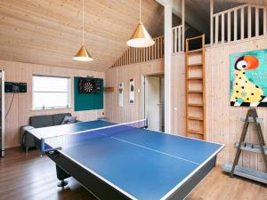 Stolní tenis v ubytování 16 person holiday home in Løkken-By Traum nebo okolí
