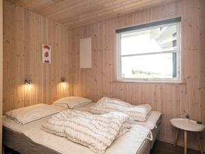 Postel nebo postele na pokoji v ubytování 16 person holiday home in Løkken-By Traum