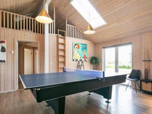 Stolní tenis v ubytování 16 person holiday home in Løkken-By Traum nebo okolí