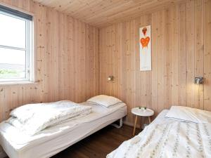 Postel nebo postele na pokoji v ubytování 16 person holiday home in Løkken-By Traum