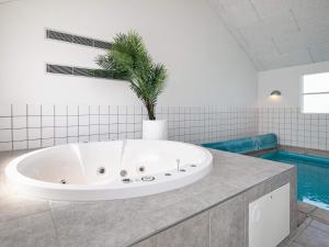 Koupelna v ubytování 16 person holiday home in Løkken-By Traum + 37 fotografií