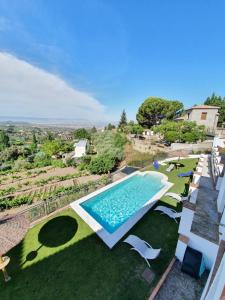 O vedere a piscinei de la sau din apropiere de La Luna del sur B&B