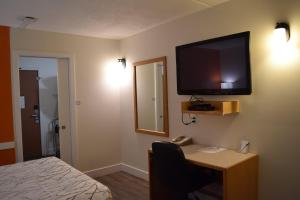 TV a/nebo společenská místnost v ubytování Canadas Best Value Inn & Suites-Castlegar