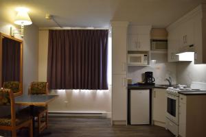 Kuchyň nebo kuchyňský kout v ubytování Canadas Best Value Inn & Suites-Castlegar