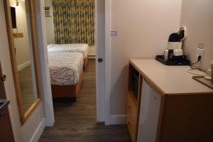 Postel nebo postele na pokoji v ubytování Canadas Best Value Inn & Suites-Castlegar