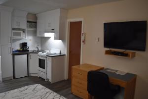 Kuchyň nebo kuchyňský kout v ubytování Canadas Best Value Inn & Suites-Castlegar
