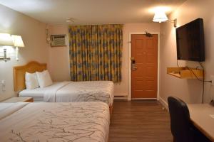 Postel nebo postele na pokoji v ubytování Canadas Best Value Inn & Suites-Castlegar