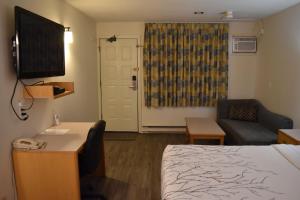 TV a/nebo společenská místnost v ubytování Canadas Best Value Inn & Suites-Castlegar