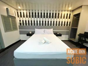 ACME Inn Subic客房内的一张或多张床位