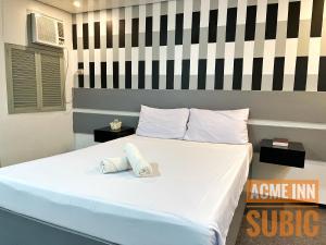 ACME Inn Subic客房内的一张或多张床位