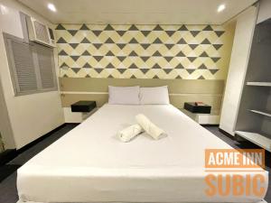 ACME Inn Subic客房内的一张或多张床位