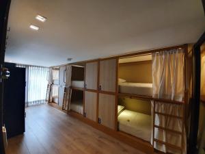 Postel nebo postele na pokoji v ubytování Viajero Bogotá Hostel & Spa