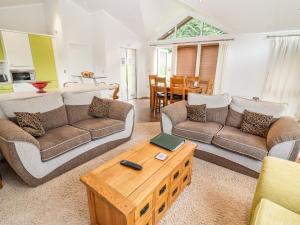a living room with two couches and a coffee table at Elm Lodge in Longhope