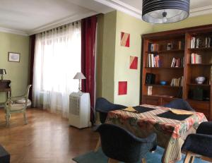 ein Wohnzimmer mit einem Tisch, Stühlen und einem Fenster in der Unterkunft Lyon 3 Triangle d'Or in Lyon