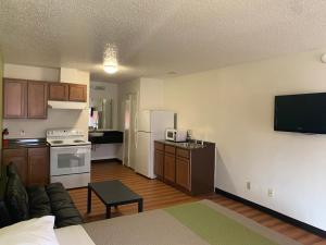 a living room with a couch and a kitchen at Motel 6-Longview, TX - North in Longview