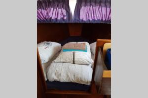 Giường trong phòng chung tại Boat Allemansfreon - kamperen op het water - niet om mee te varen - read host profile-lees hostprofiel