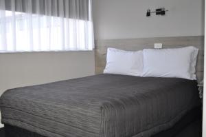Postel nebo postele na pokoji v ubytování Carramar Motor Inn
