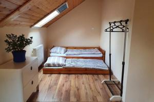 1 dormitorio con 1 cama en la esquina de una habitación en Villa Tátika en Gárdony