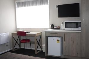 Kuchyň nebo kuchyňský kout v ubytování Carramar Motor Inn