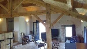 una sala de estar con vigas de madera. en Villa rurale, en Cazes-Mondenard