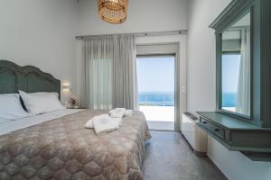 A bed or beds in a room at Owl Villas