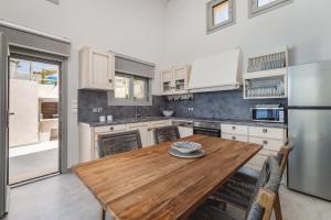 A kitchen or kitchenette at Owl Villas
