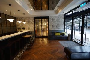 a living room with a bar and a couch at 朵兒dor韓國汗蒸幕 동대문점 商務旅店 in Taipei