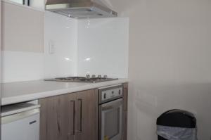 Kuchyň nebo kuchyňský kout v ubytování Carramar Motor Inn