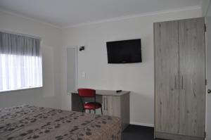 TV a/nebo společenská místnost v ubytování Carramar Motor Inn