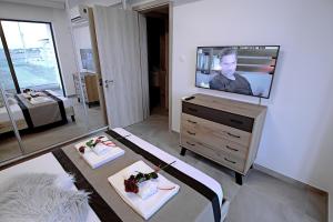 TV a/nebo společenská místnost v ubytování Golden Tree Apartment